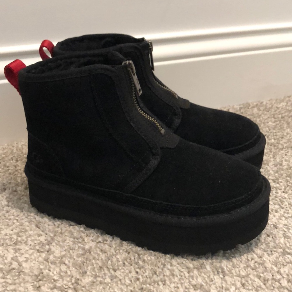 New without box Ugg Neumel platform zip size 5 black with red pull